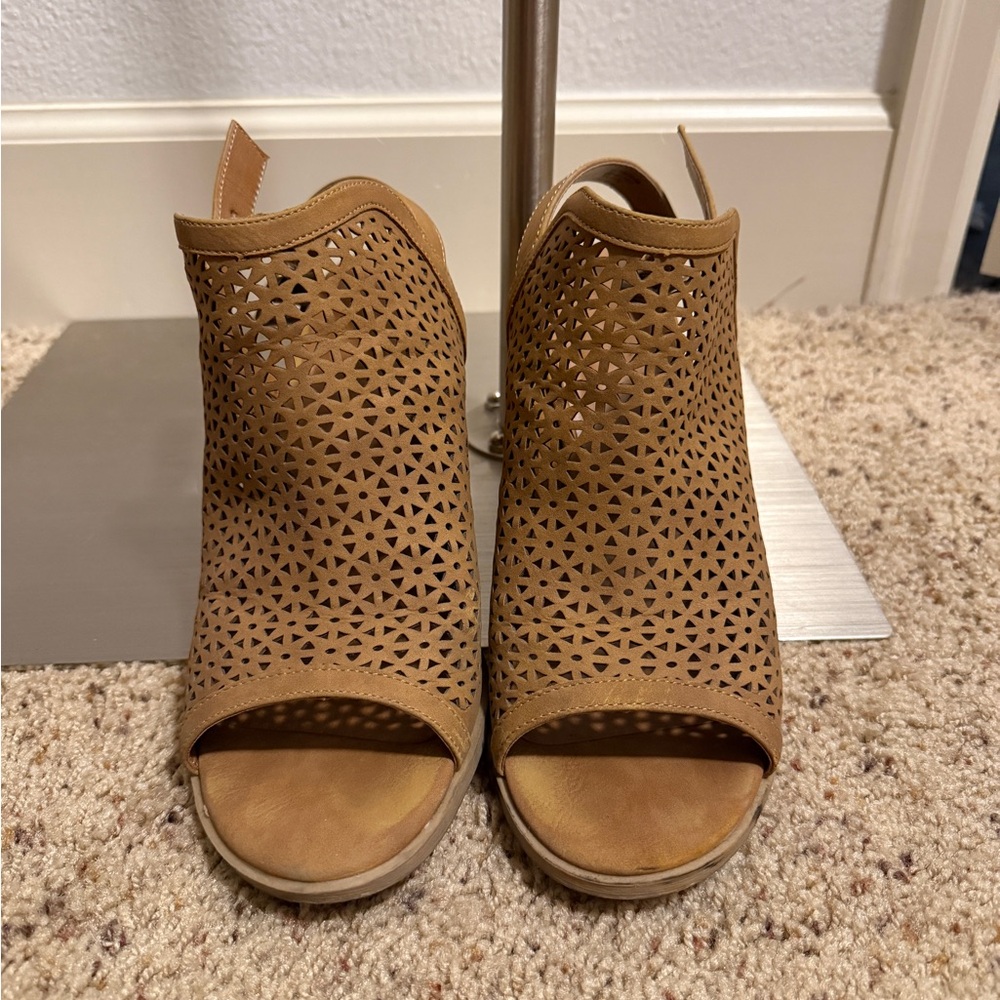 Universal Thread Tan Platform‎ Sandals